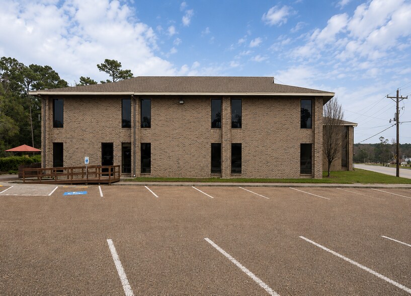 100 Commercial Cir, Conroe, TX à louer - Photo de l’immeuble – Image 2 sur 3
