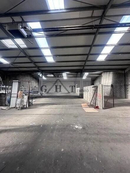 Industriel/Logistique dans Servon à louer - Photo intérieure – Image 2 sur 3