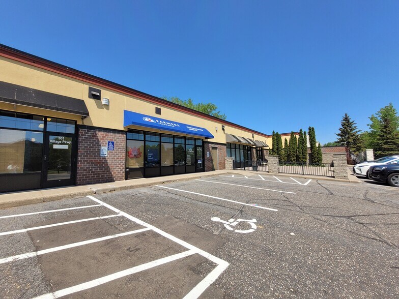 35-49 Central St, Circle Pines, MN à louer - Photo de l’immeuble – Image 2 sur 15