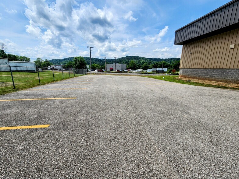 13 Craddock Way, Poca, WV à louer - Photo de l’immeuble – Image 3 sur 6