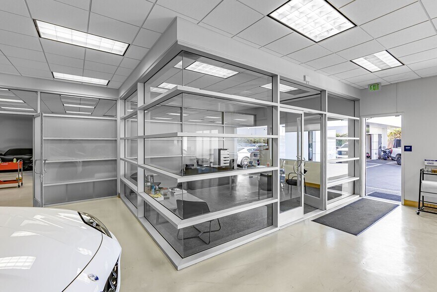 4040 Campus Dr, Newport Beach, CA à louer - Photo intérieure – Image 2 sur 4