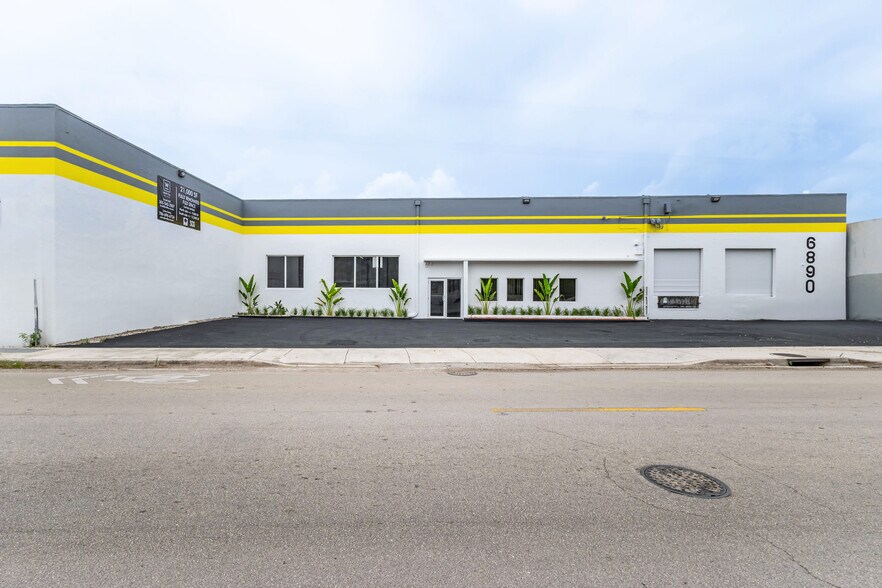 6800-6890 NE 4th Ct, Miami, FL à louer - Photo de l’immeuble – Image 1 sur 15