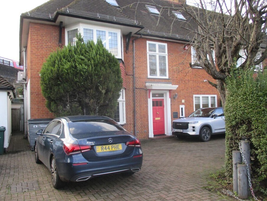 923 Finchley Rd, Londres à louer Photo de l’immeuble– Image 1 sur 2