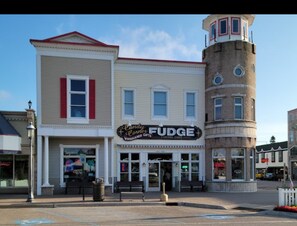 Plus de détails pour 331 E Central Ave, Mackinaw City, MI - Local commercial à louer