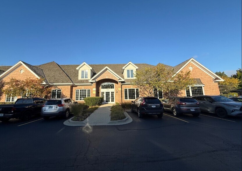 708 Florsheim Dr, Libertyville, IL à louer - Photo de l’immeuble – Image 1 sur 8