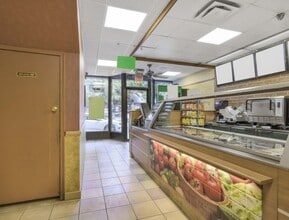 727 Queen St E, Toronto, ON à louer Photo intérieure– Image 2 sur 3