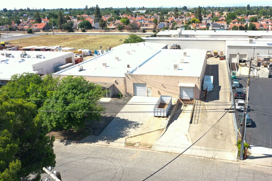 5671 E Fountain Way, Fresno, CA à louer - Photo de l’immeuble – Image 2 sur 6