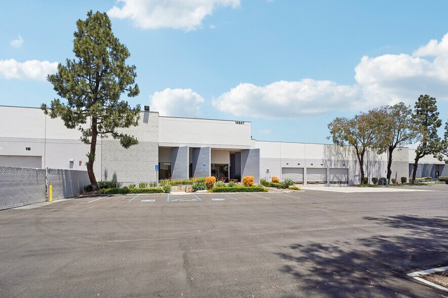 14647-14667 Northam St, La Mirada, CA à louer - Photo de l’immeuble – Image 2 sur 13