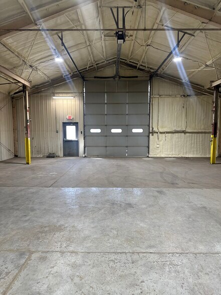1915 Beechcraft Rd, Salina, KS à louer - Photo de l’immeuble – Image 3 sur 14