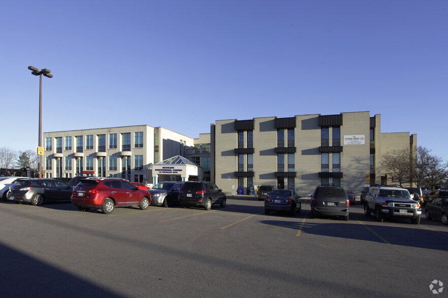 40 Finchgate Blvd, Brampton, ON à louer - Photo de l’immeuble – Image 3 sur 6