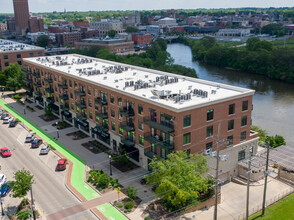160 S River St, Aurora, IL à louer Photo de l’immeuble– Image 1 sur 3