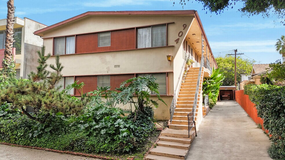 904 N Spaulding Ave, Los Angeles, CA à vendre - Photo de l’immeuble – Image 1 sur 34