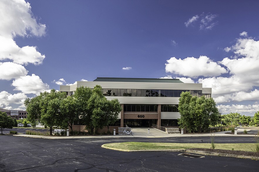 600 Corporate Center Dr, Coraopolis, PA à louer - Photo de l’immeuble – Image 1 sur 16