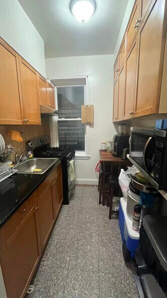 3784 103rd St, Corona, NY à vendre - Photo intérieure – Image 3 sur 4