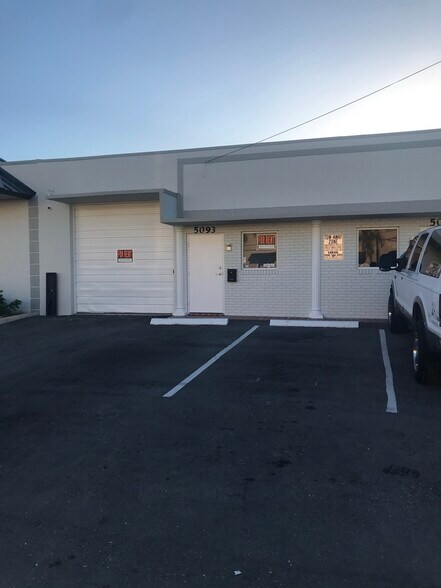 5093-5095 NE 12th Ave, Oakland Park, FL à louer - Photo de l’immeuble – Image 3 sur 6