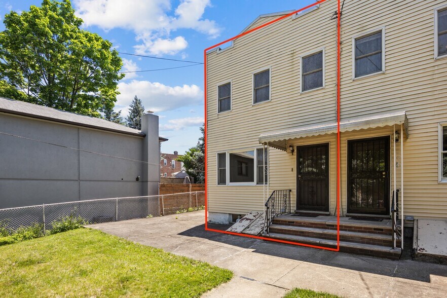6114 56th Dr, Maspeth, NY à vendre - Photo de l’immeuble – Image 1 sur 17