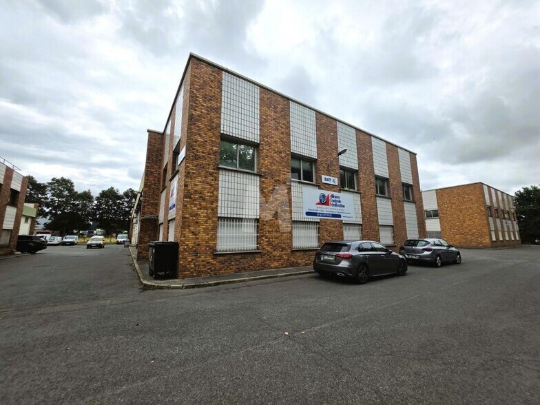 Bureau dans Évry-Courcouronnes à vendre - Photo de l’immeuble – Image 1 sur 6