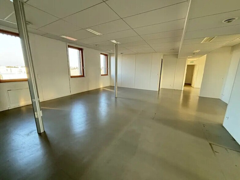 Bureau dans Saint-Priest à vendre - Photo de l’immeuble – Image 2 sur 12