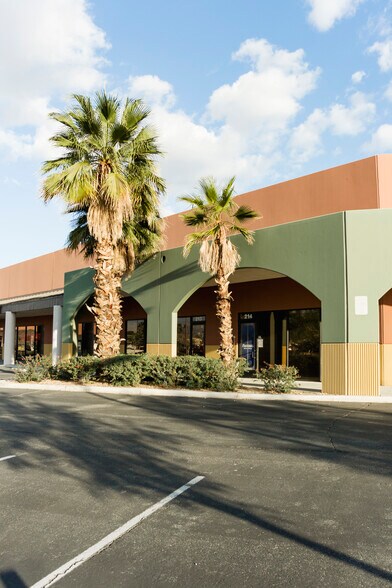 78078 Country Club Dr, Bermuda Dunes, CA à louer - Photo de l’immeuble – Image 3 sur 46