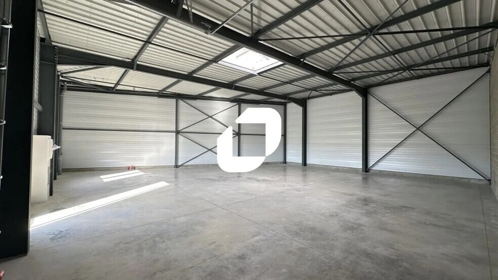 Local d’activités dans  à louer - Photo intérieure – Image 2 sur 9