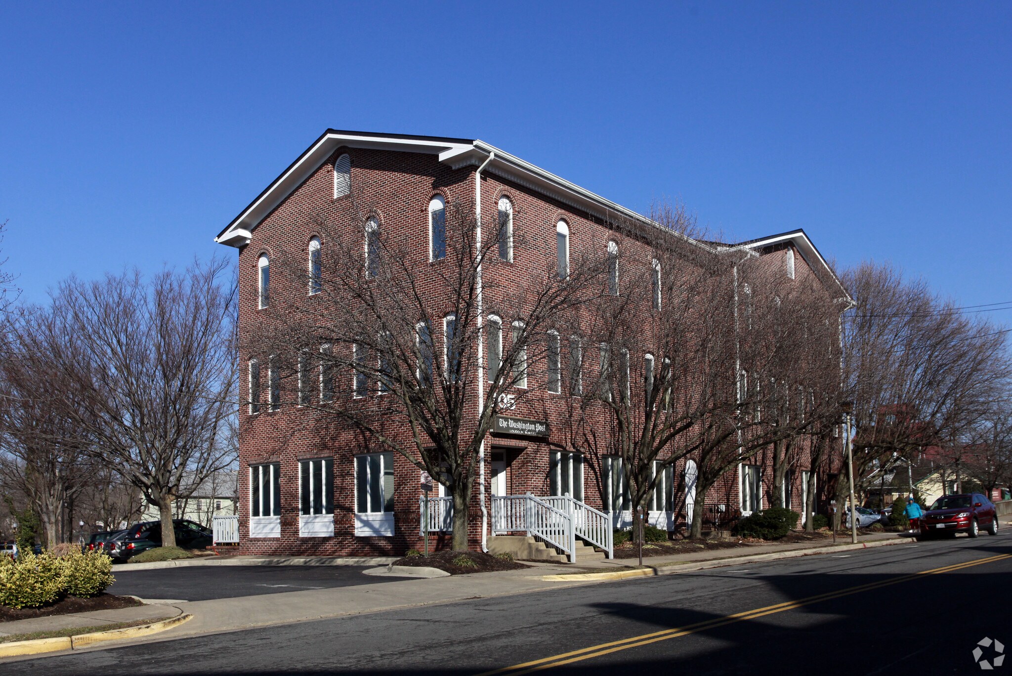 305 Harrison St, Leesburg, VA à louer Photo de l’immeuble– Image 1 sur 32