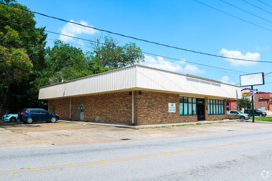 201 N Winfree St, Dayton, TX à louer - Photo de l’immeuble – Image 1 sur 22