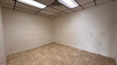 1455-1515 E Tropicana Ave, Las Vegas, NV à louer Photo intérieure– Image 1 sur 2