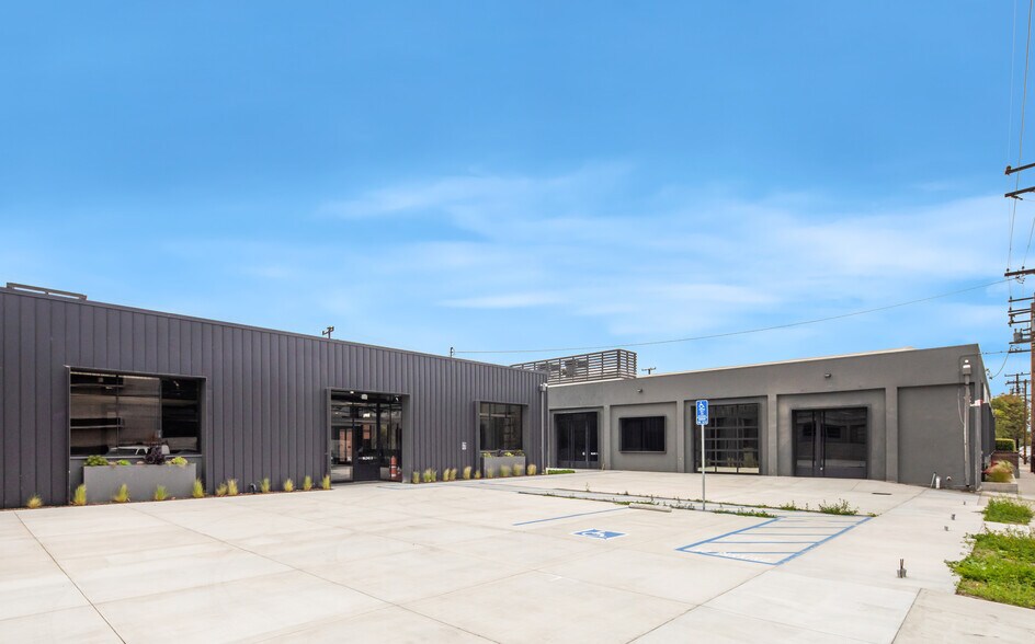 8468 Warner Dr, Culver City, CA à louer - Photo de l’immeuble – Image 2 sur 12
