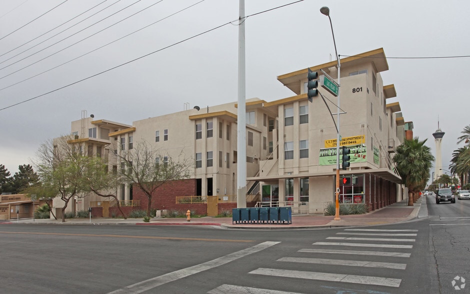 801 Las Vegas Blvd S, Las Vegas, NV à louer - Photo principale – Image 1 sur 20