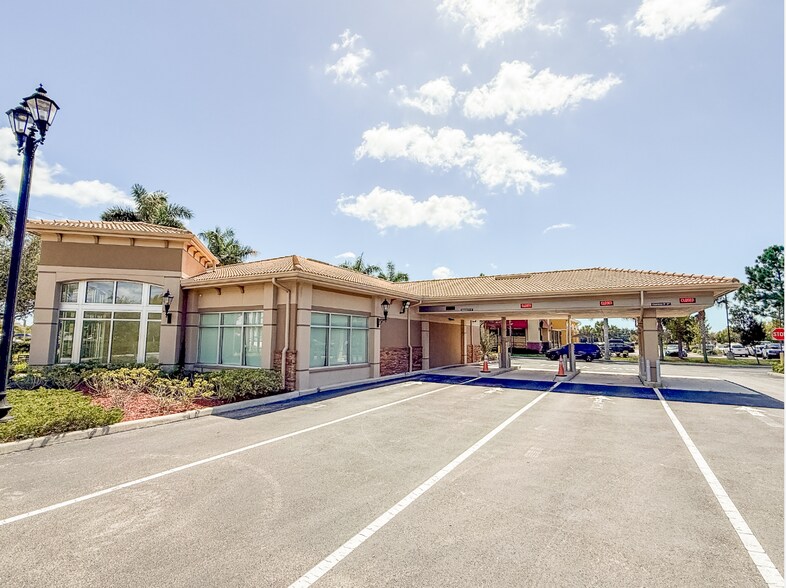 3501 Vandenberg Way, Estero, FL à vendre - Photo de l’immeuble – Image 2 sur 4