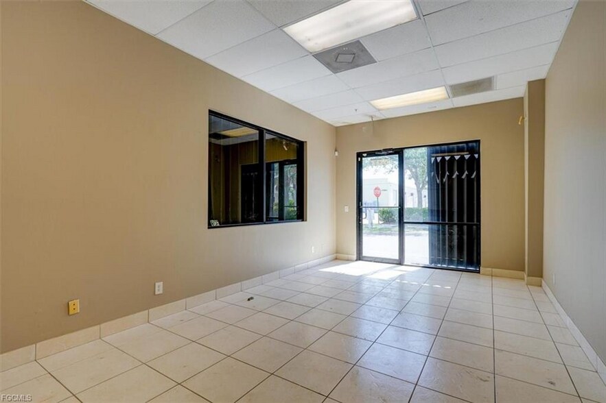 17030 Alico Commerce Ct, Fort Myers, FL à louer - Photo de l’immeuble – Image 2 sur 6