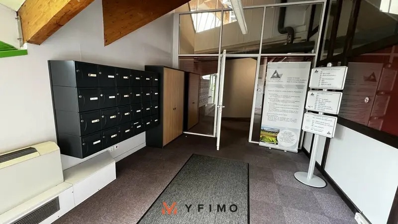Bureau dans SAINT-OUEN-L'AUMONE à louer - Hall d’entrée – Image 3 sur 9