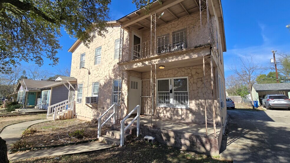 Mahncke Park portefeuille de 7 biens à vendre sur LoopNet.fr - Photo principale – Image 3 sur 15