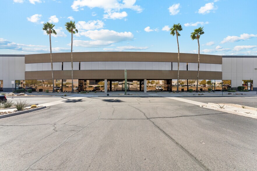 7499 E Paradise Ln, Scottsdale, AZ à louer - Photo de l’immeuble – Image 1 sur 15