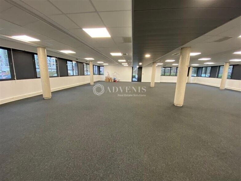 Bureau dans Champs-sur-Marne à vendre - Photo intérieure – Image 2 sur 9