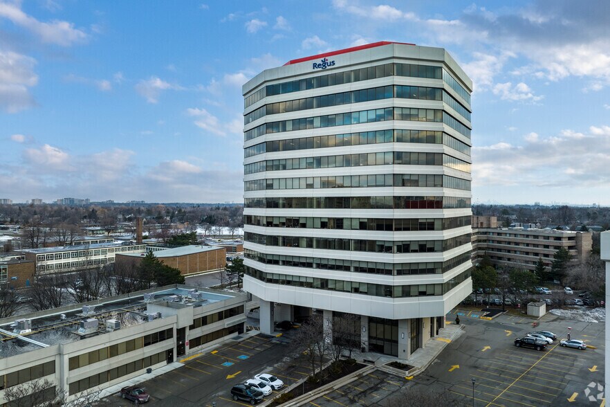 10 Four Seasons Pl, Toronto, ON à louer - Photo de l’immeuble – Image 2 sur 5