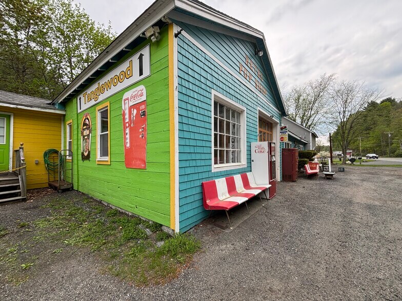 395 Laurel St, Lee, MA à vendre - Photo de l’immeuble – Image 2 sur 40