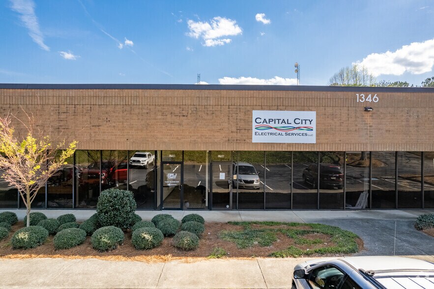 1346 Oakbrook Dr, Norcross, GA à louer - Photo de l’immeuble – Image 2 sur 4