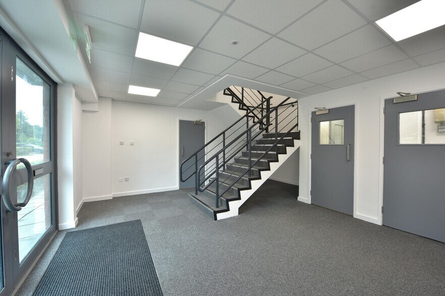 Castlehill Industrial Estate, Horsfield Way Way, Stockport à louer - Photo de l’immeuble – Image 3 sur 4