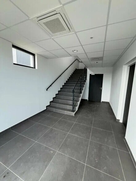 Local d'activités dans Chanteloup-en-Brie à vendre - Photo intérieure – Image 3 sur 12