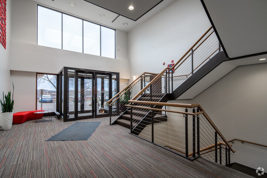 7831 E Bush Lake Rd, Bloomington, MN à louer - Photo de l’immeuble – Image 2 sur 7