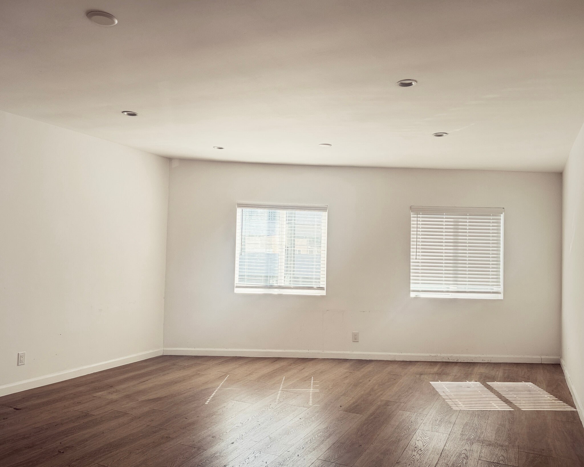 2221-2225 W Olive Ave, Burbank, CA à louer Photo intérieure– Image 1 sur 4