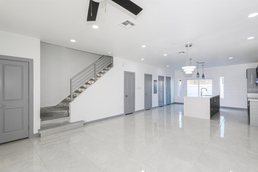 1011 Emerald Valley Dr, Laredo, TX à vendre - Photo intérieure – Image 3 sur 12
