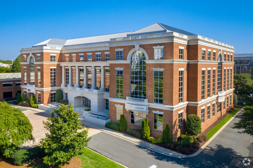 6801 Carnegie Blvd, Charlotte, NC à louer - Photo principale – Image 1 sur 11