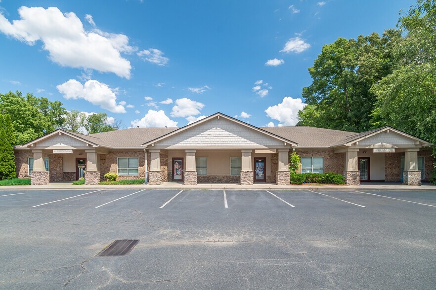 6917 Shannon Willow Rd, Charlotte, NC à vendre - Photo de l’immeuble – Image 1 sur 3