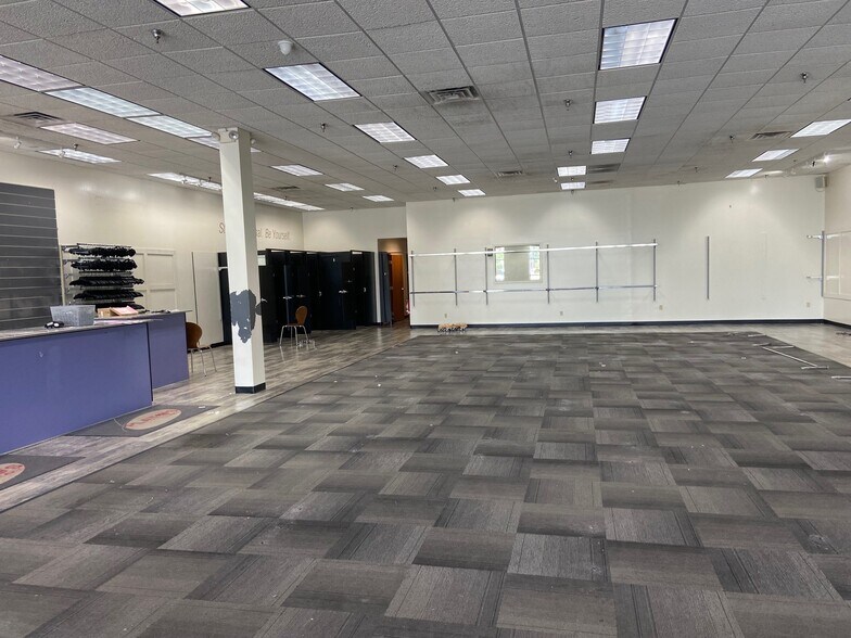311 N Mall Dr, Appleton, WI à louer - Photo de l’immeuble – Image 3 sur 7