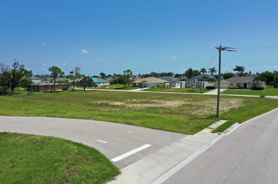 4437 Chiquita S, Cape Coral, FL à vendre - Photo de l’immeuble – Image 2 sur 47