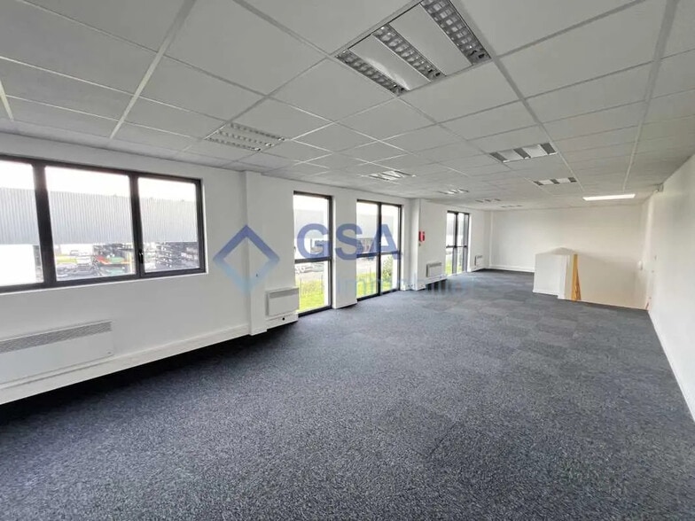 Local d'activités dans Lieusaint à vendre - Photo de l’immeuble – Image 3 sur 4