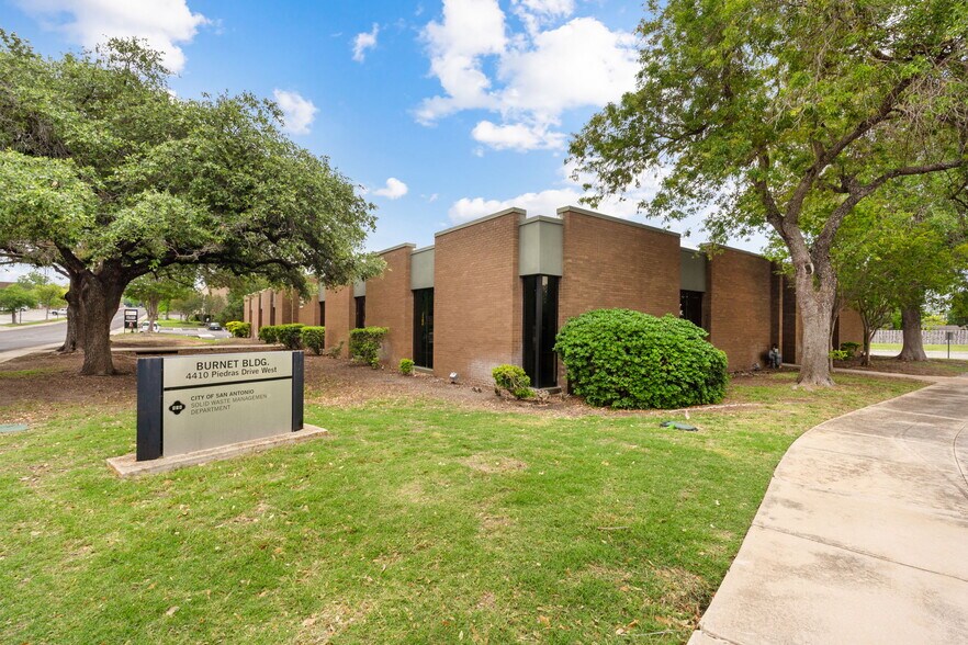 4410 W Piedras Dr, San Antonio, TX à vendre - Photo de l’immeuble – Image 2 sur 8