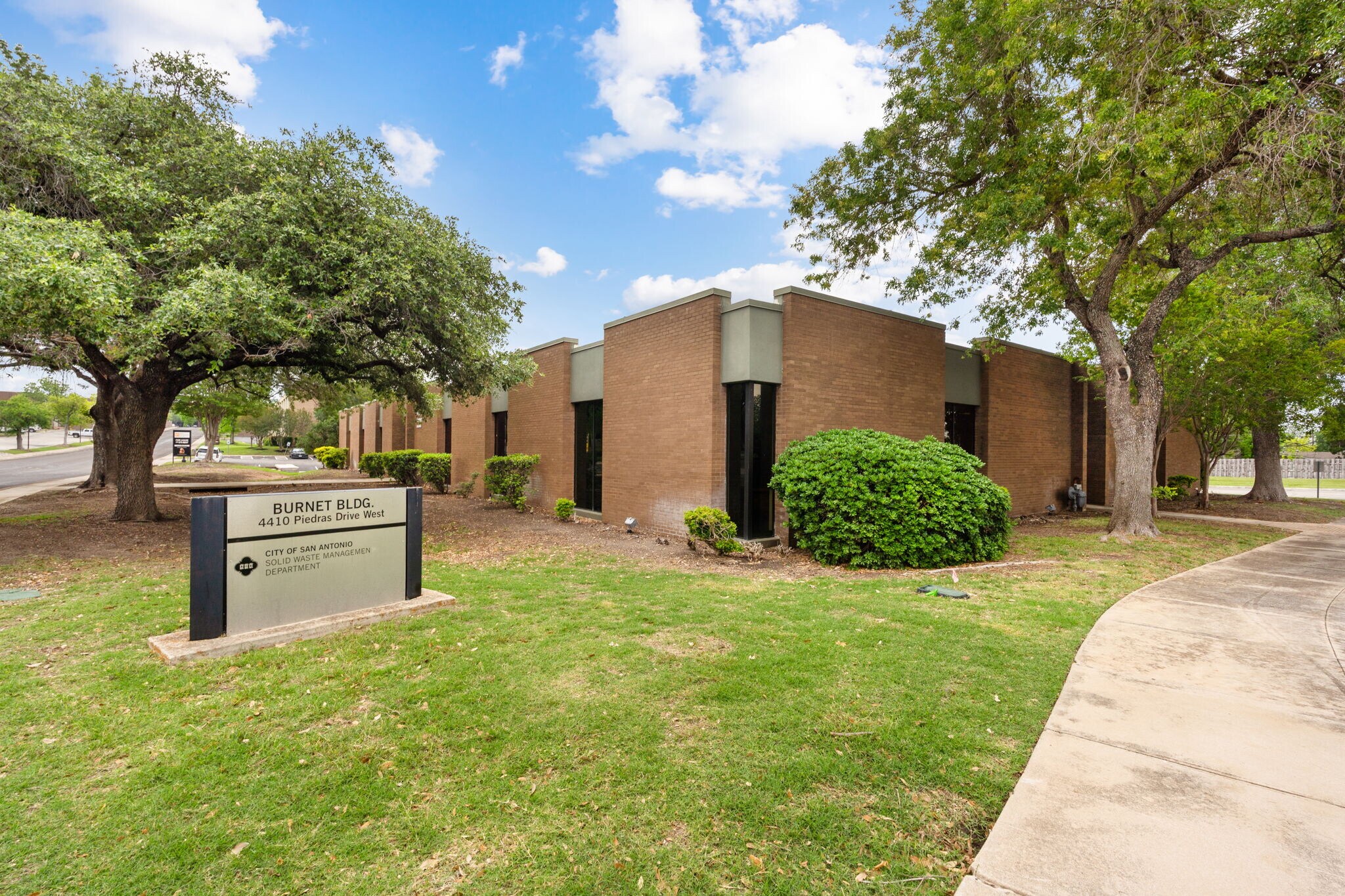 4410 W Piedras Dr, San Antonio, TX à vendre Photo de l’immeuble– Image 1 sur 8